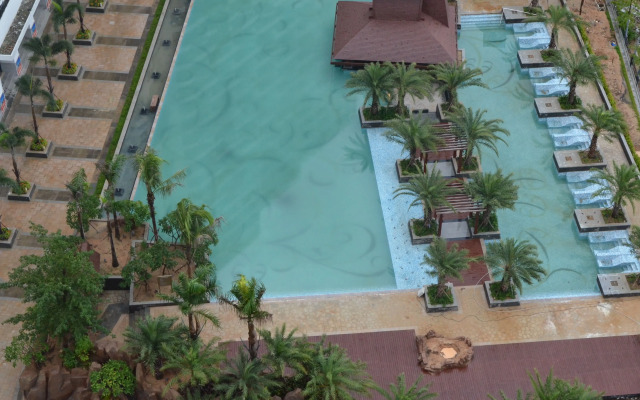 Ramada by Wyndham Panama City Beach / Beachfront