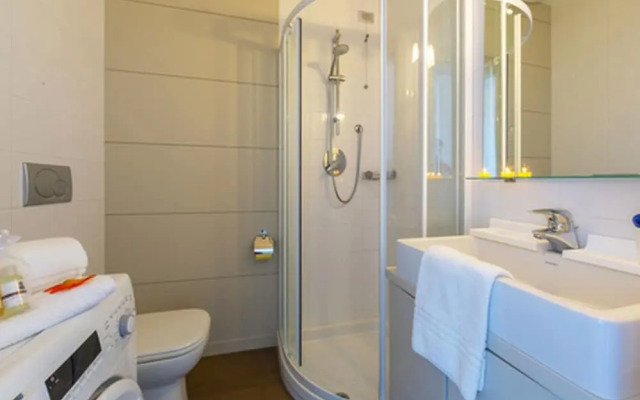 Sole di Meina Pool and Lake View