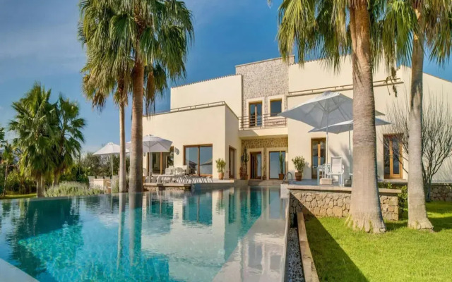 Spacious Villa With Infinity Pool