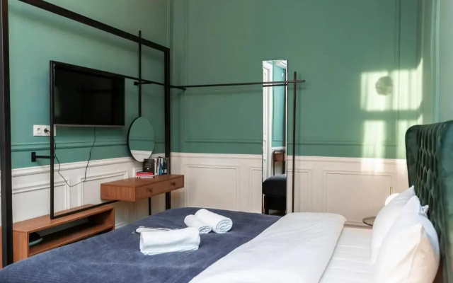 Luminous and stylish 2BR apt in the city center