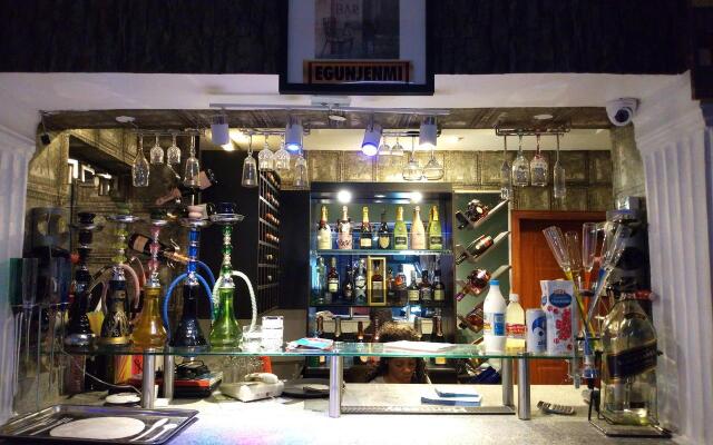 Euro Lounge and Suites