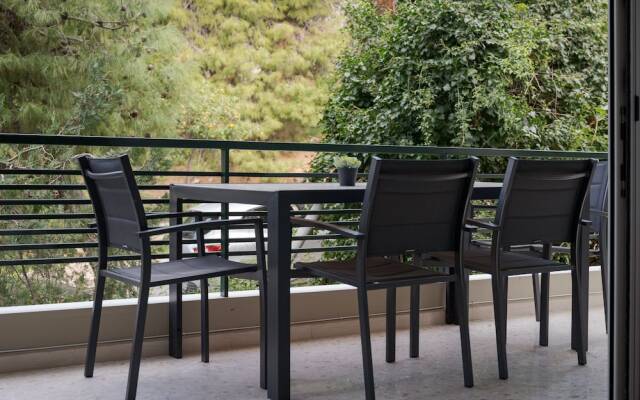 Vouliagmeni Stylish Apartment