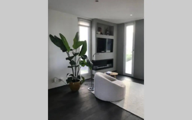 Large and cosy house on the water: free Parking