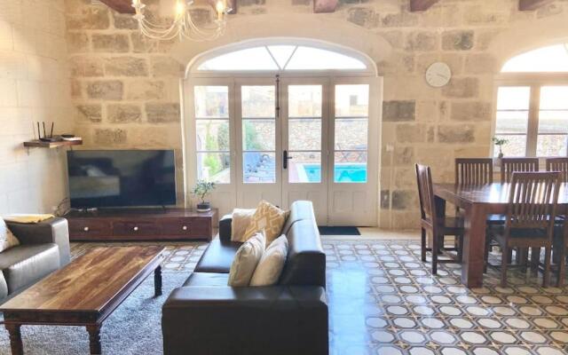 Villa Rossa Gozo - 5 bedroom ensuite with pool & jacuzzi