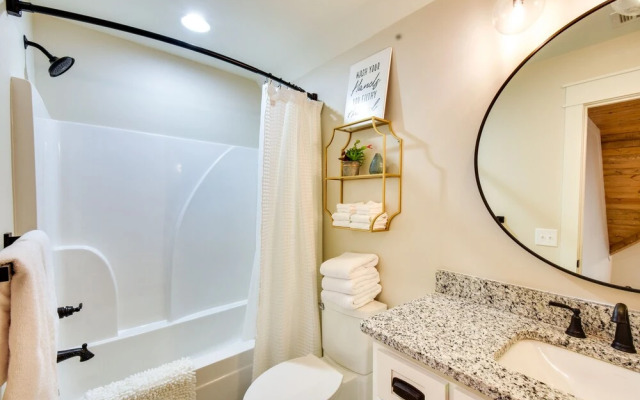 Luxurious Clarkesville Cabin w/ Decks & Fire Pit