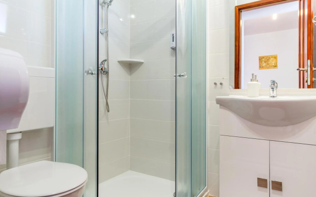 Top Center Apartment