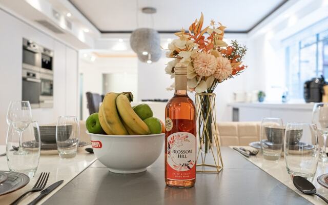 Exquisite 2400sqft 3 Bed Brick Lane Pad