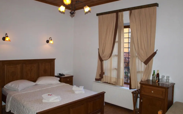 Heliodora Deluxe Triple Room 6