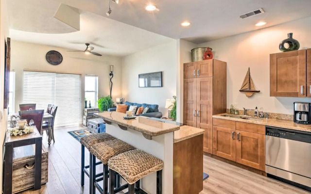Pool Access, Walk to Beach: Galveston Condo!