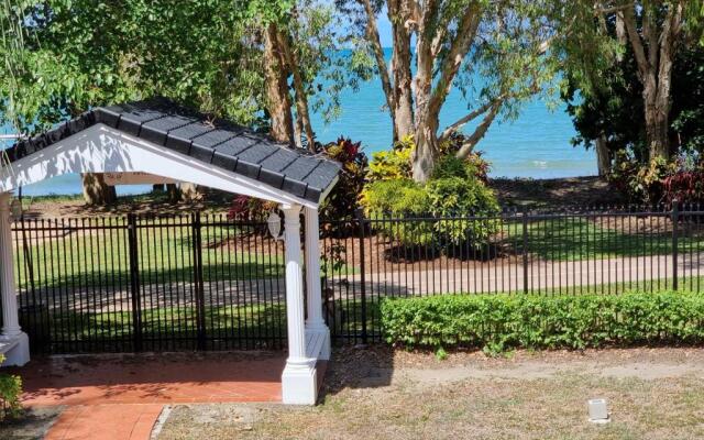 Absolute Beachfront 4 Bedroom Luxury Holiday Home