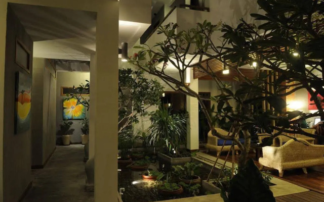 Frangipani Villa Fine Arts