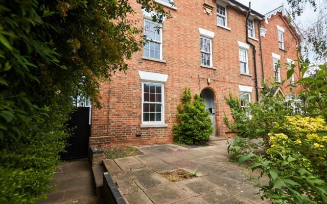 Fantastic Central Stratford 2BR Apartment wParking