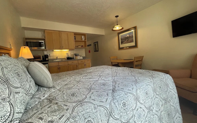 Four Oclock Lodge B06