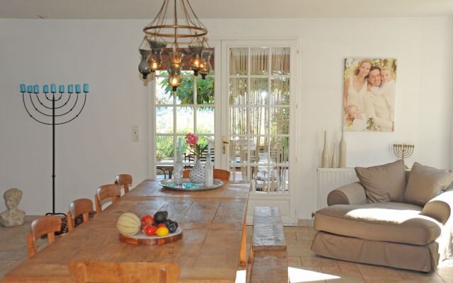 Child-friendly Holiday Home in Esparron-de-verdon