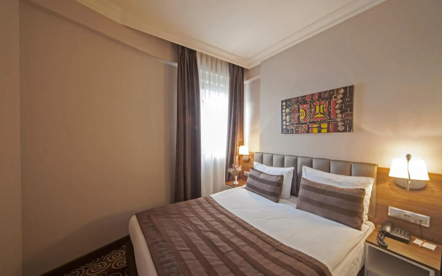 V Hotel Bencoolen