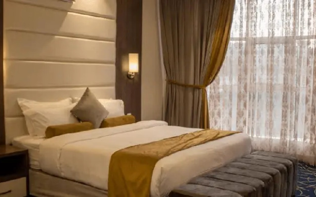 The Palace Hotel Suites 9