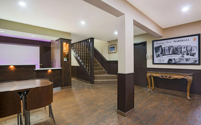 Super 8 by Wyndham Marshall MN