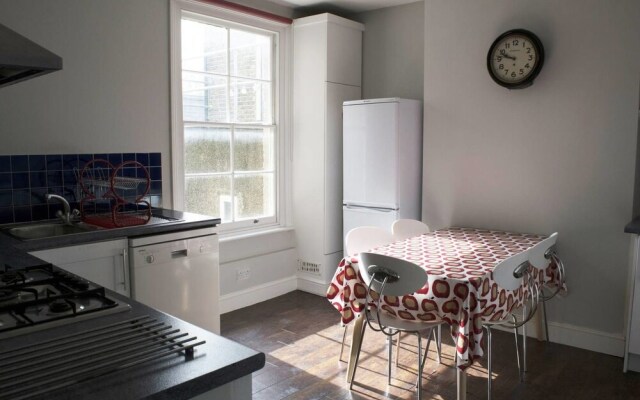 Trendy 2BR Home in Heart of Chiswick, 4 Guests!