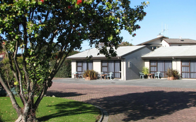 Cobblestone Court Motel – Wenzel Motels