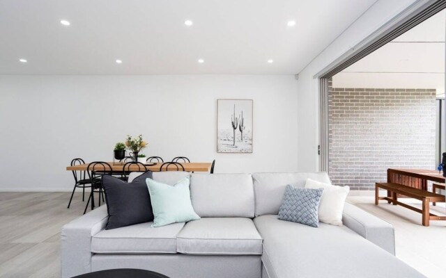 5 Bedroom Sydney Mansion with Parking