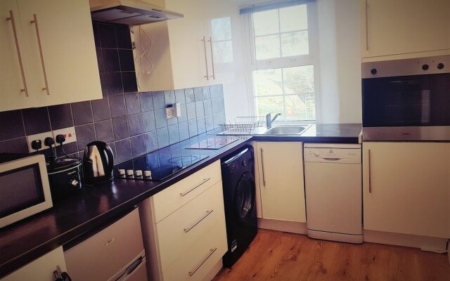 Spacious Bright & Modern Living