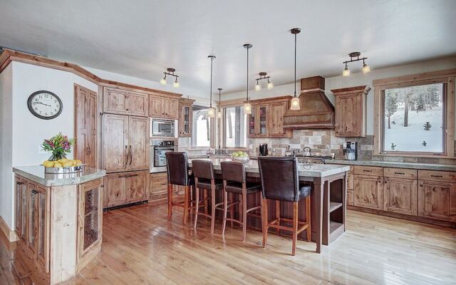 Gold Run Getaway 5 Bedroom Home by RedAwning