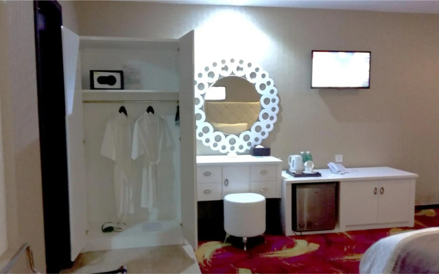 Travellers Hotel Phinisi