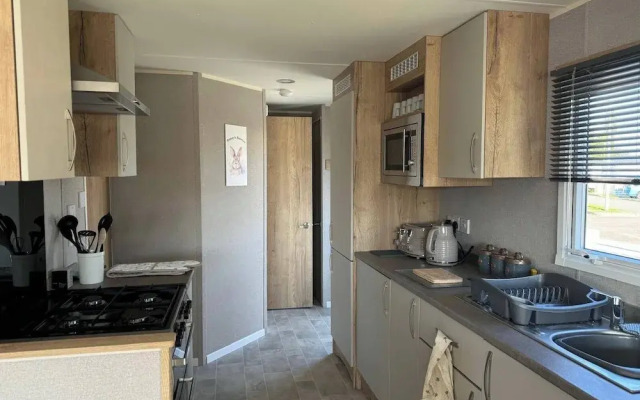 Gorgeous 2 Bed Caravan in South Cerney