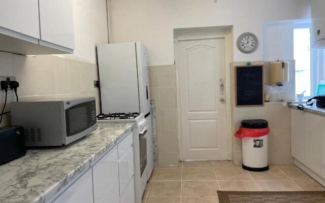 Renovated 4-bed Home - Sleeps 9 - Parking - Spa