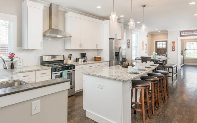 4BR/3BA Music Row House A by RedAwning