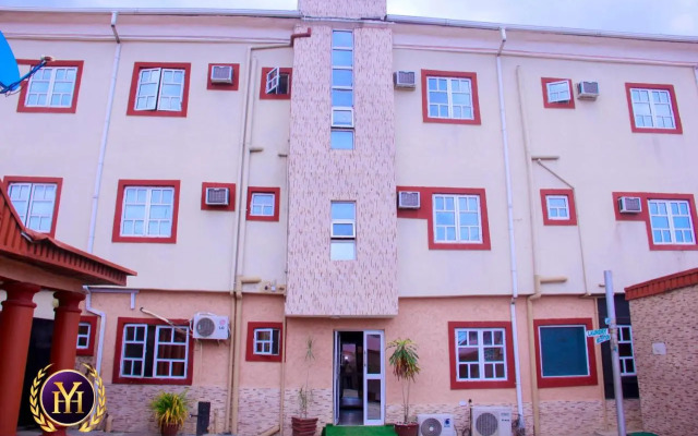 Yais Hotel and Suites