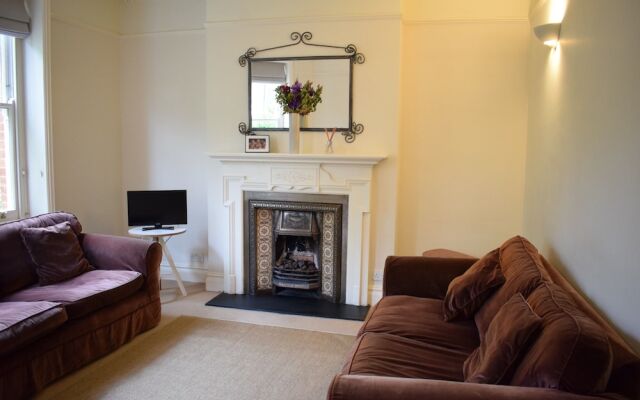 2 Bedroom Apartment Near Hammersmith