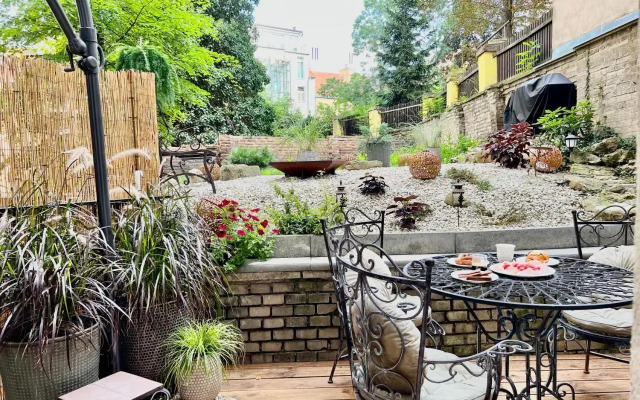 Amazing flat with garden, Vinohrady near center