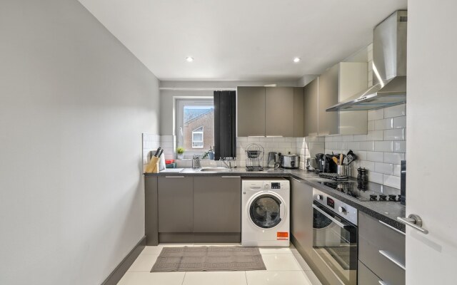 3br-sleeps8-canarywharf-cinemabedroom