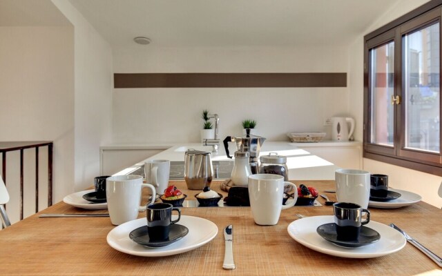 Modern Apartment with Terrace