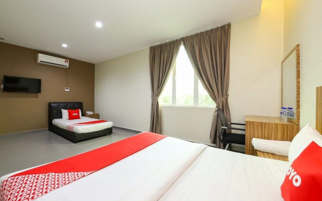 OYO 89839 Riaz Hotel