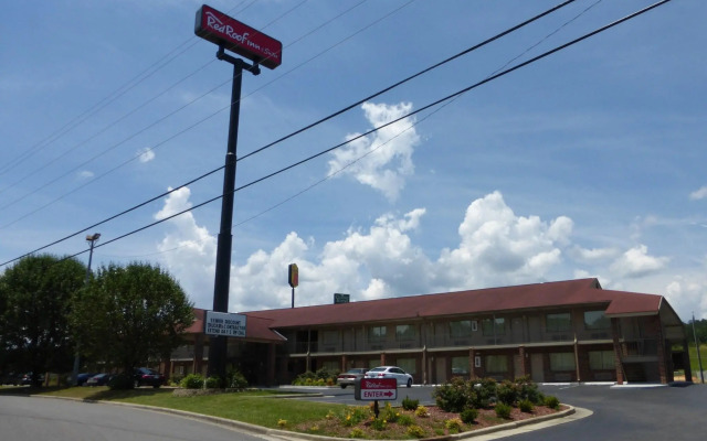 Red Roof Inn & Suites Cleveland, TN