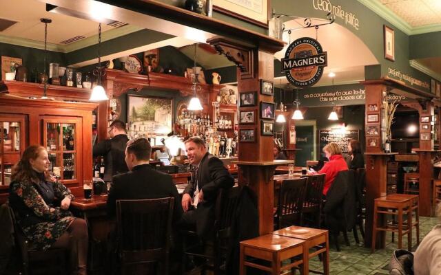 County Clare Irish Hotel & Pub