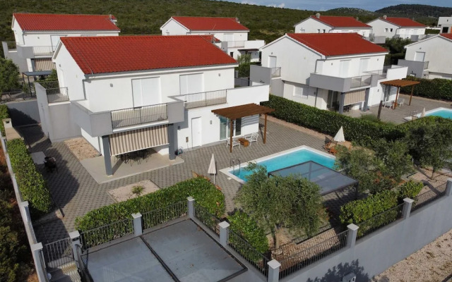 Luxury Escape With Swimming Pool & Modern Design