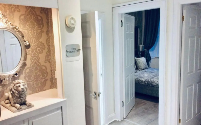 The Lion'S Den On Royal Street