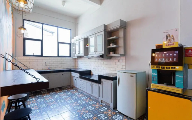 RedDoorz Plus near Mall Slipi Jaya