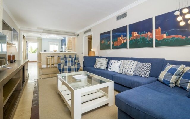 HB First beach line apartment in Hacienda beach Roomservice