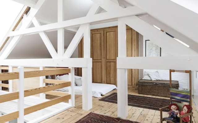 Guest House With Beautiful Garden