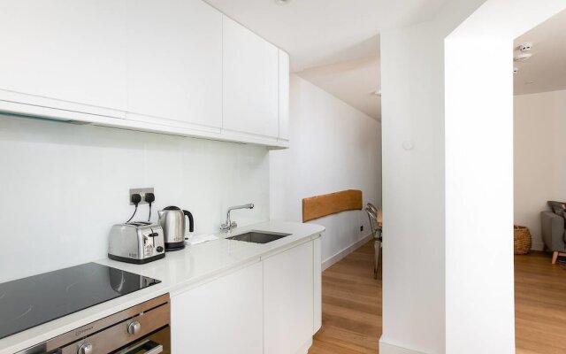 Beautiful 2BR Home in West Kensington, 6 Guests