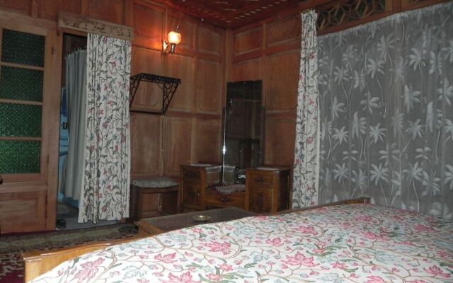 Shabrose Heritage Houseboats