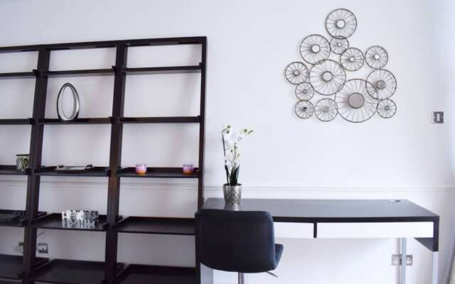 Stunning 2 Bedroom Riverside Flat in Canary Wharf