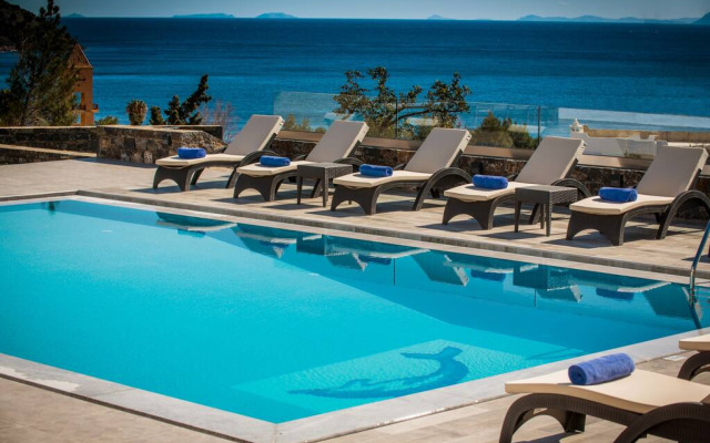 Villa Bellelen With a Heated Pool