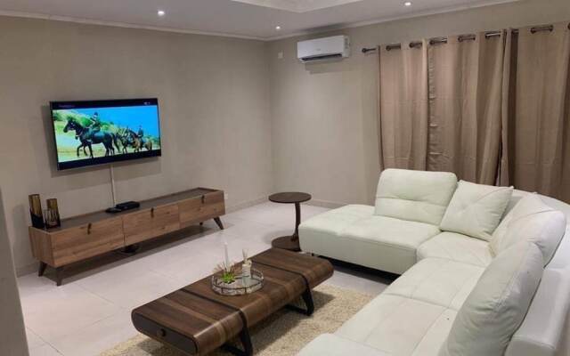 Executive 3 Bedrooms Fully Furnished Apartment Close to Amenities