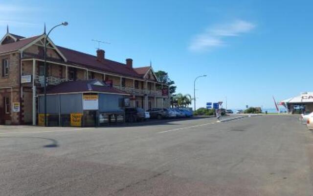 Sip'n Save - Tumby Bay Hotel