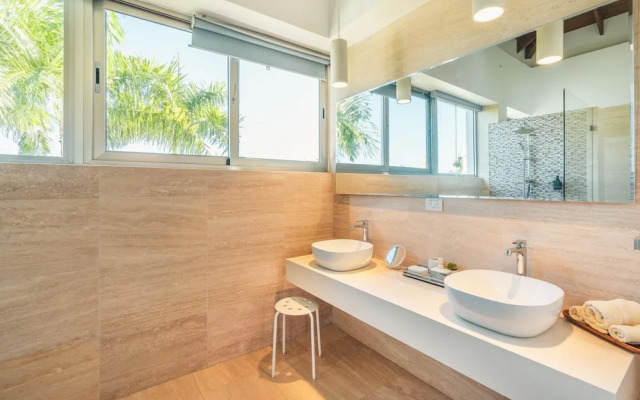 Luxury 6BR Villa w Pool Maid at Yarari